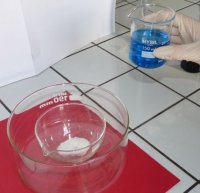 L'eau (bleue) et le superabsorbant avant le mélange